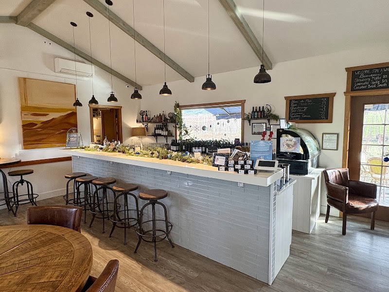 vinAmité Cellars - Winery and Wine Lounge 2